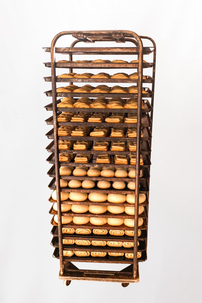 Panadero preparando masa artesanal